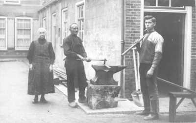 1001673 Afbeelding van de familie Merkerk voor hun smederij (Fortweg 3) te Vreeswijk, met Geertje Cornelia ...